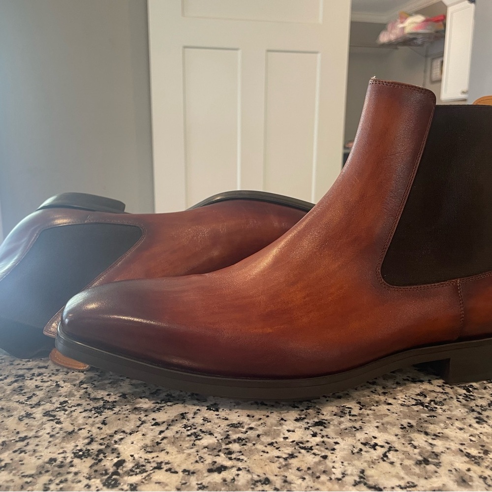 Magnanni Chelsea Boots Size 9 Never Worn
